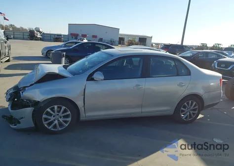 2010 Volkswagen Jetta Limited Edition z USA, uszkodzony, nr VIN 3VWRX7AJ2AM095286